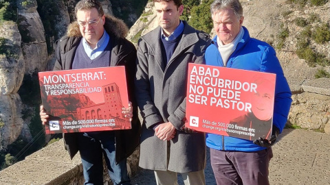 Algunas de las víctimas de los abusos de la Iglesia se concentran en las puertas de la abadía de Montserrat. en sus manos sujetan pancartas en las que se puede leer: "Abad encubridor no puede ser pastor"./ Asociación Infancias Robadas