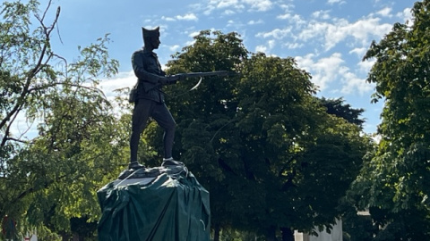 Estatua homenaje a la Legión de Millán-Astray al lado del monumento del pueblo de Madrid a la Constitución de 1976.