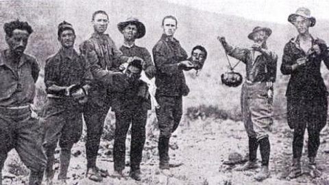 Legionarios sosteniendo cabezas de rifeños. Foto publicada por Jacques Roger-Mathieu en 'Las memorias de Abd El Krim' (1926).