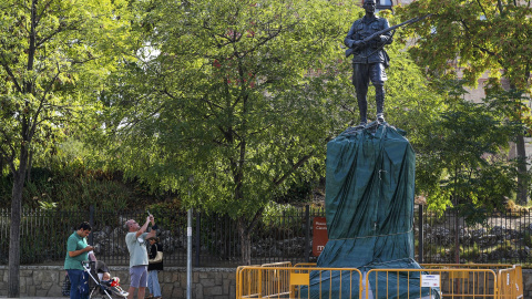 Estatua homenaje a la Legión de Millán-Astray al lado del monumento del pueblo de Madrid a la Constitución de 1976.