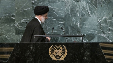 El presidente de Irán, Seyyed Ebrahim Raisi, en el Salón de la Asamblea General en la sede de las Naciones Unidas en Nueva York.