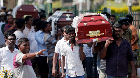 23/04/2019 - Los ataúdes de las víctimas se transportan durante una misa, dos días después de la serie de atentados suicidas con bombas en iglesias y hoteles en Sri Lanka | REUTERS/ Dinuka Liyanawatte