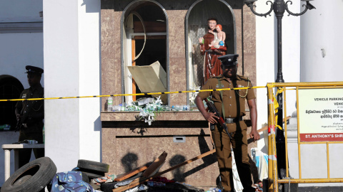 22/04/2019 - Oficiales de policía custodian el Santuario de San Antonio en Colombo, después de los atentados en Sri Lanka | REUTERS/ Athit Perawongmetha