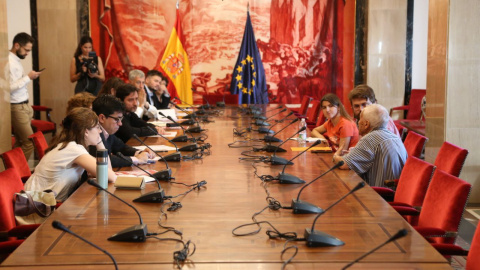 Reunión de los sindicatos de inquilinos con diferentes grupos parlamentario, este jueves en el Congreso de los Diputados.