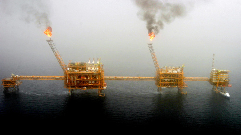 Llamas de gas de una plataforma petrolífera en Soroush, en el Golfo Pérsico, al sur de Teherán, la capital de Irán. REUTERS / Raheb Homavandi