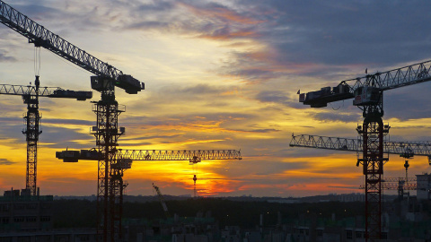 Fotografía de varias grúas de construcción.