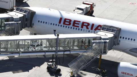 Los pasajeros embarcan en un avión de Iberia en Barajas. EUROPA PRESS/Archivo