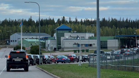 22/09/2022. Colas de coches tratando de cruzar la frontera entre Rusia y Finlandia, en el puesto de control de Brusnichnoye, a 22 de septiembre de 2022.