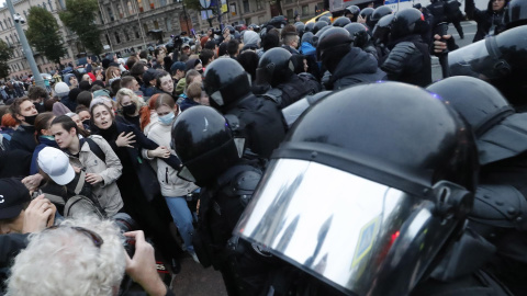 22/09/2022. La Policía rusa trata de contener a manifestantes en San Petersburgo, a 21 de septiembre de 2022.