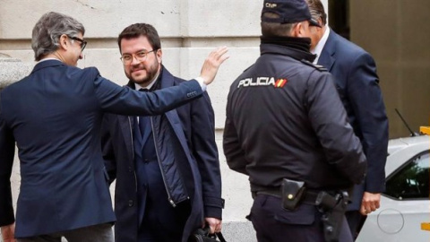 El vicepresident de la Generalitat, Pere Aragonès, en el moment d'arribar aquest dimarts al Tribunal Suprem per declarar com a testimoni en la 34a jornada del judici al procés. EFE/Emilio Naranjo