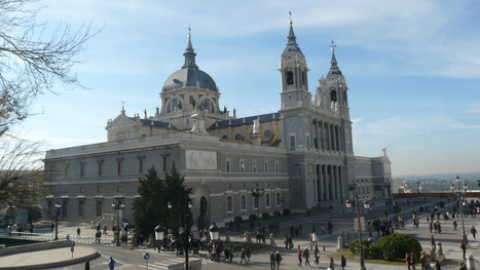 Vista exterior de la catedral de La Almudena | EFE