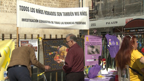 Asociaciones de bebés robados se concentran en la puerta del Sol. EUROPA PRESS/Archivo