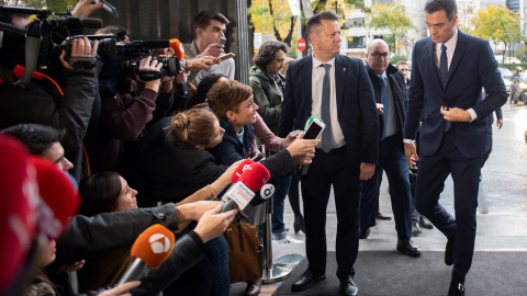 Los periodistas esperan al presidente del Gobierno, Pedro Sánchez, a su llegada al foro económico organizado por 'The Economist'. REUTERS