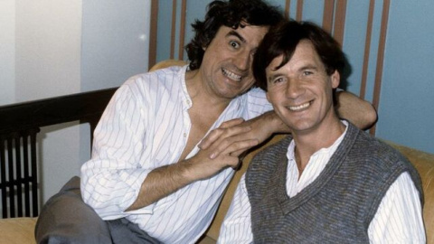 Terry Jones (izda) y Michael Palin de Monty Python posan para la prensa gráfica en 1983. EFE