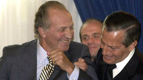 El rey y Adolfo Suárez bromeando.- EFE