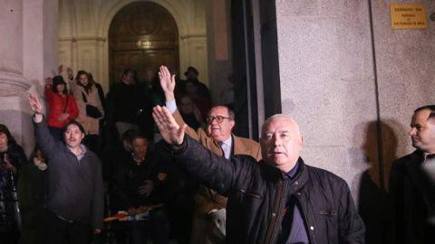 Varias personas realizan el saludo fascista a las puertas de la iglesia de San Francisco de Borja. (A.T)