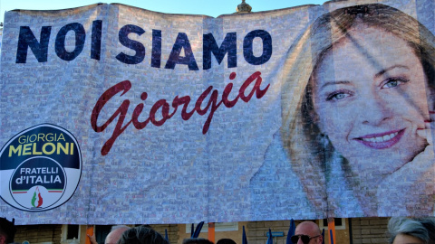 Pancarta gigante en Piazza del Popolo de Roma durante el último mitin de campaña de la coalición de derechas.