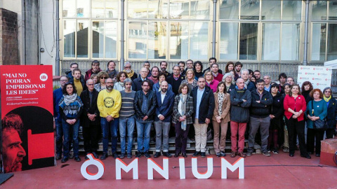 El vicepresident d'Òmnium Cultural acompanyat dels representants de CCOO i UGT, Javier Pacheco i Camil Ros; els exdiputats Lluís Llach i David Fernández; la directora de l'Acadèmia de Cine Català, Isona Pasola, entre d'altres representants del món s