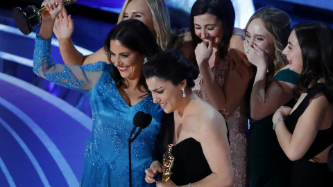 Rayka Zehtabchi y Melissa Berton recibiendo el Oscar al mejor corto documental por 'Period. End of Sentence'. / REUTERS - MIKE BLAKE