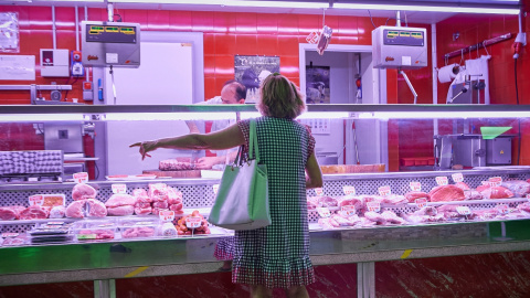 6/8/22 Un estante de carne en el Mercado Municipal de Pacífico, a 6 de agosto de 2022, en Madrid