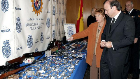 El director general de la Policía y la Guardia Civil, Joan Mesquida, junto a la delegada del Gobierno en Madrid, Soledad Mestre, observan el botín, valorado en más de tres millones de euros, recuperado por la Policía cuando la semana pasada detuvieron