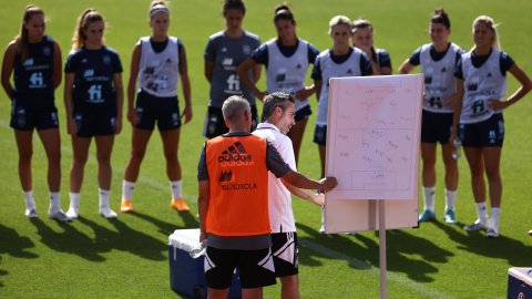 Jorge Vilda instruye a las jugadoras en un entrenamiento en la Ciudad Deportiva de Las Rozas el pasado mes de junio.