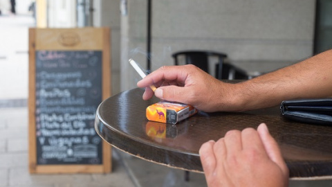 Imagen de una persona fumando en una terraza-13/08/2020