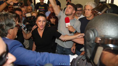 Macarena Olona intenta acceder a un acto en la facultad de Derecho de Granada hace unos días.