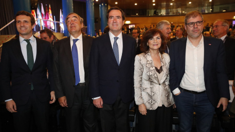 El presidente del Partido Popular, Pablo Casado, el expresidente de la CEOE Juan José Rosell, el nuevo presidente de la patronal Antonio Garamendi, la vicepresidenta del gobierno Carmen Calvo y el secretario general de CCOO Unai Sordo, tras la Asamblea G