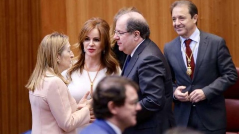 La presidenta del Congreso, la zamorana Ana Pastor, conversa con Silvia Clemente y Juan Vicente Herrera. EUROPA PRESS