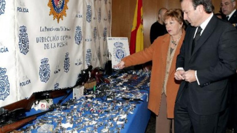 L'exdirector general de la Policia i la Guàrdia Civil, Joan Mesquida, al costat de l'exdelegat del Govern a Madrid, Soledad Mestre, observant el botí, valorant en més de tres milions d'euros, recuperat per la Policia quan la setmana passada van detenir