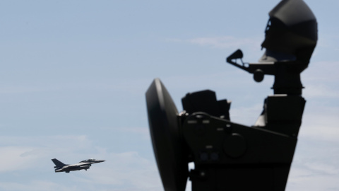 Un F-16v de la Fuerza Aérea de Taiwán sobrevuela una instalación de radar en Hualien, Taiwán.