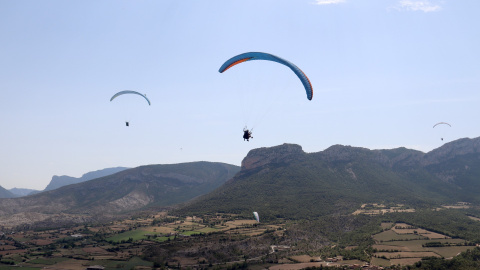 21/08/2022 - Diverses persones volen amb parapent a Organyà (Alt Urgell).