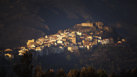 20/08/2022-Vista general del pueblo de Bejís, con los alredores quemados debido al incendio forestal que ha evolucionado favorablemente a lo largo de la noche y a primeras horas de la mañana no presenta llamas en la mayor parte del perímetro.