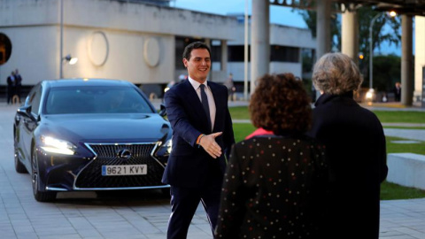 El candidato de Ciudadanos, Albert Rivera (i), es recibido por la administradora única provisional de RTVE