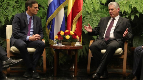 El presidente cubano Miguel Díaz-Canel (d) y el presidente del Gobierno español, Pedro Sánchez, durante la reunión bilateral celebrada en el Palacio de la Revolución, en La Habana. /EFE