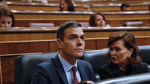 El presidente del Gobierno, Pedro Sánchez, junto a la vicepresidenta, Carmen Calvo, al inicio este miércoles del pleno del Congreso, donde realiza su última comparecencia antes de convocar elecciones.