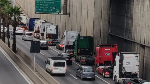 Cientos de camiones en su marcha lenta por la Ronda Litoral de Barcelona.@skalistrao