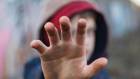 Un niño extiende su mano contra los abusos.