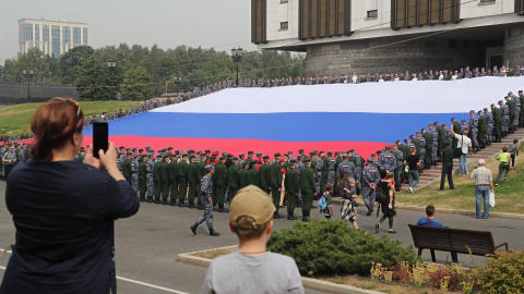 22/08/2022. Soldados rusos sostienen la bandera de su país en el Día Nacional de la Bandera de Rusia, a 22 de agosto de 2022 en Moscú.