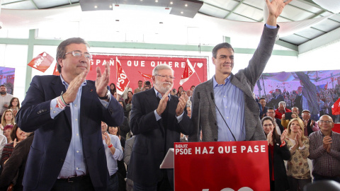 El presidente del Gobierno, Pedro Sánchez, junto al presidente de la Junta de Extremadura, Guillermo Fernández Vara (i), y al expresidente extremeño Juan Carlos Rodríguez Ibarra (c) durante un acto de campaña electoral, en Badajoz. EFE/ Jero Morales