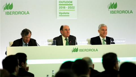 De izquierda a derecha: José Sainz Armada, director Financiero y de Recursos de Iberdrola; Ignacio Galán, presidente ejecutivo, y Francisco Martínez Córcoles, director general de los Negocios del Grupo, durante la celebración, en Londres, del Capital