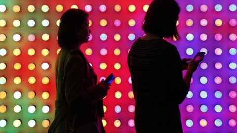 Dos visitantes visitan un juego de luces en el stand de la multinacional china Xiaomi dentro del Mobile World Congress inaugurado hoy en Barcelona y en el que se esperan mas de 100.000 visitantes profesionales en los cuatro dias de duración. EFE/ Andreu 