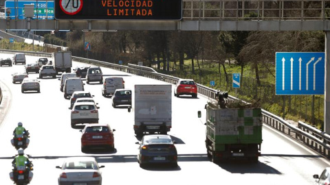 El Ayuntamiento de Madrid recupera el escenario 1 del protocolo anticontaminación, con lo que la velocidad de circulación en la M-30 y en las vías de acceso en el interior de la M-40, en ambos sentidos, queda limitada a 70 kilómetros por hora. /EFE