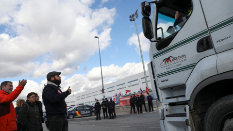 Trabajadores de Amazon durante un piquete en el almacén logístico de la multinacional en Madrid.- REUTERS/SUSANA VERA