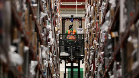 Un empleado de la multinacional estadounidense del comercio electrónico Amazon trabaja en un centro de distribución de Werne, en Alemania, hoy, 22 de noviembre de 2018. El comercio afrontará mañana la jornada central de la campaña de descuentos del "