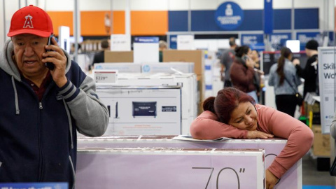 Compradores observan ofertas de televisores y otros aparatos electrónicos en la tienda Best Buy durante el "Black Friday" en Costa Mesa, California (EE.UU), hoy, 23 de noviembre de 2018. El "Black Friday", que se celebra un día después del Día de Acci