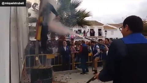 Puigdemont, indignado con la fiesta de Coripe en la que fusilan a un muÃ±eco que le representa