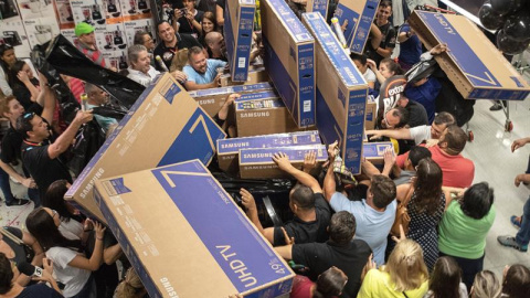 Decenas de personas compran televisores hoy, en un supermercado de la ciudad de Sao Paulo (Brasil), durante una campaña de descuentos previa al denominado "Black Friday" (Viernes Negro). El 91 % de los brasileños manifestaron que pretenden hacer alguna 