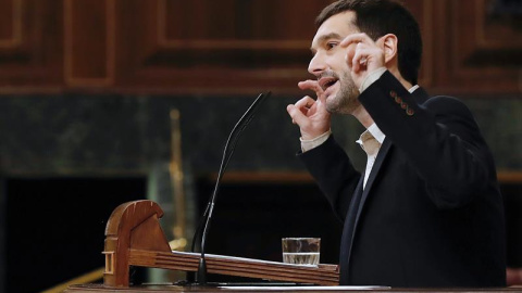 El diputado de Podemos en el Congreso ,Pablo Bustinduy Amador, durante su comparecencia este miércoles en el último pleno del Congreso antes de la convocatoria de elecciones.- EFE